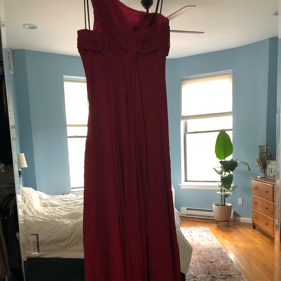Beautiful red one shoulder gown - Picture 3 of 4